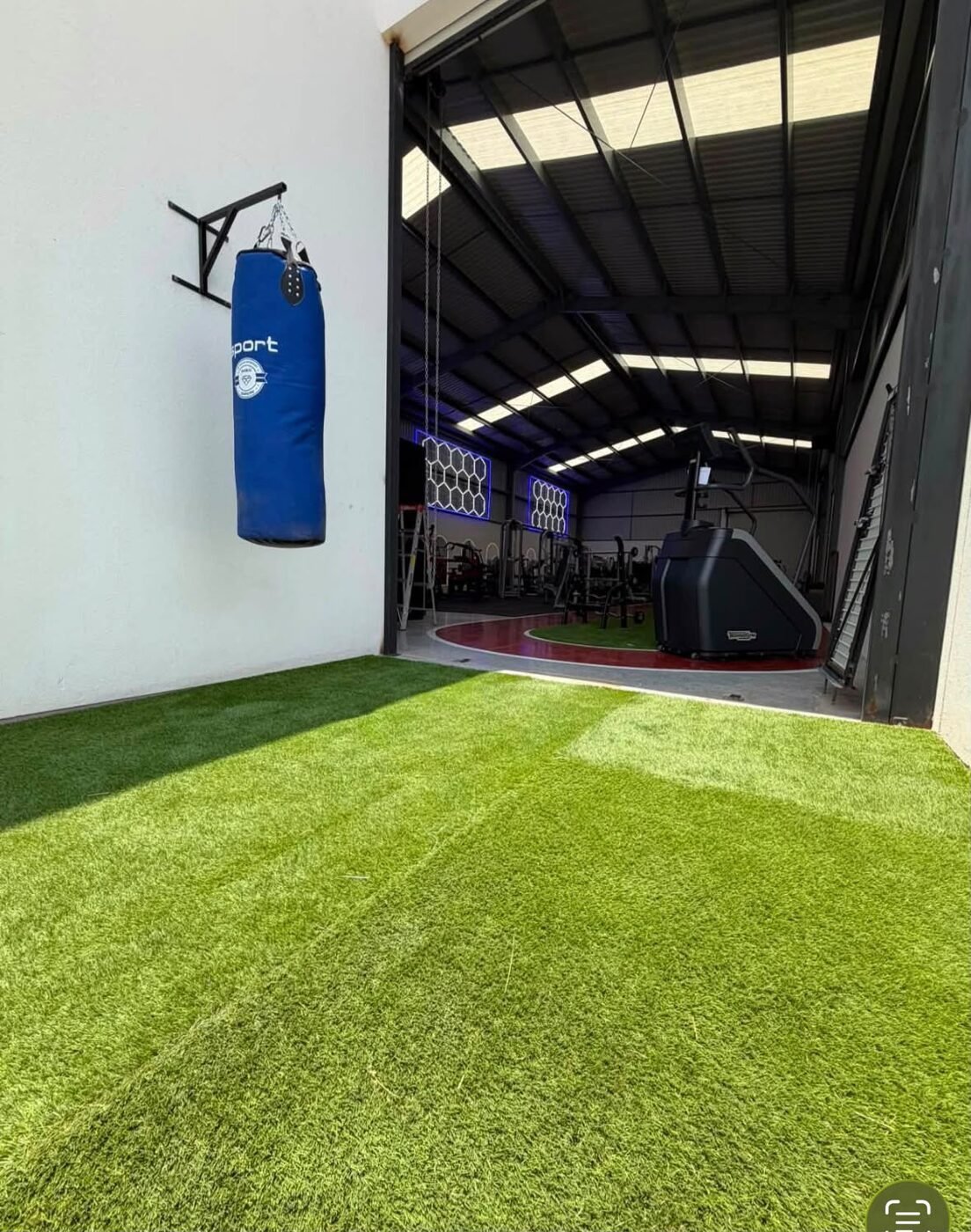 Área de box y funcional con costal y pasto sintético